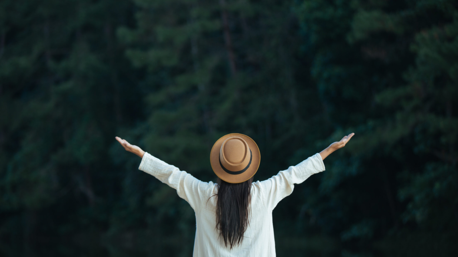 Female tourists spread their arms and held their wings, smiling happily.