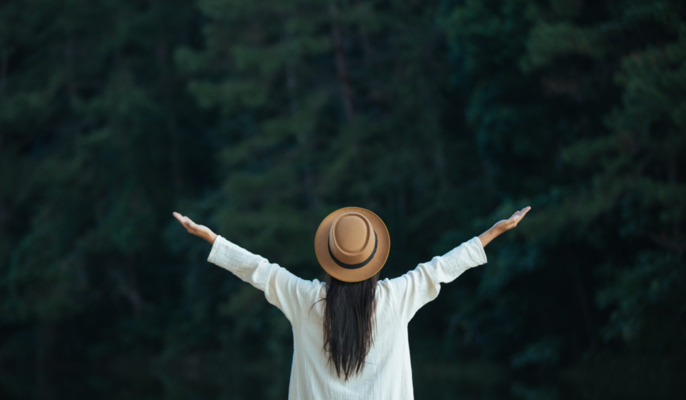 Female tourists spread their arms and held their wings, smiling happily.