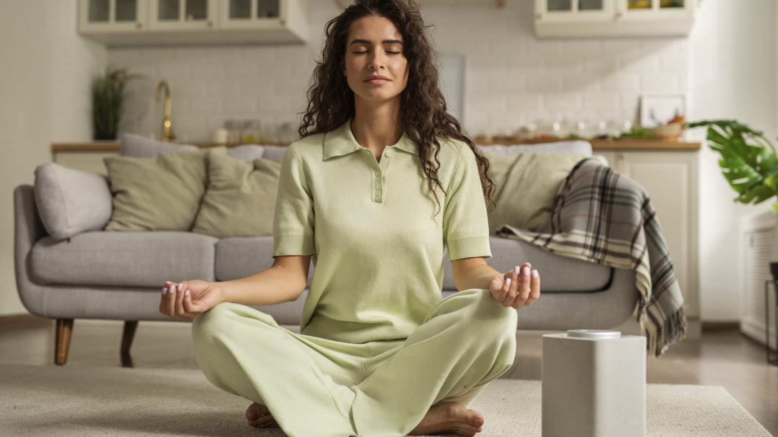 full-shot-woman-meditating-home