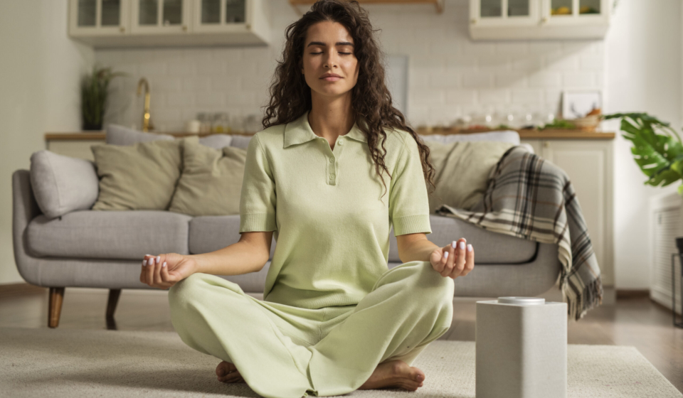 full-shot-woman-meditating-home